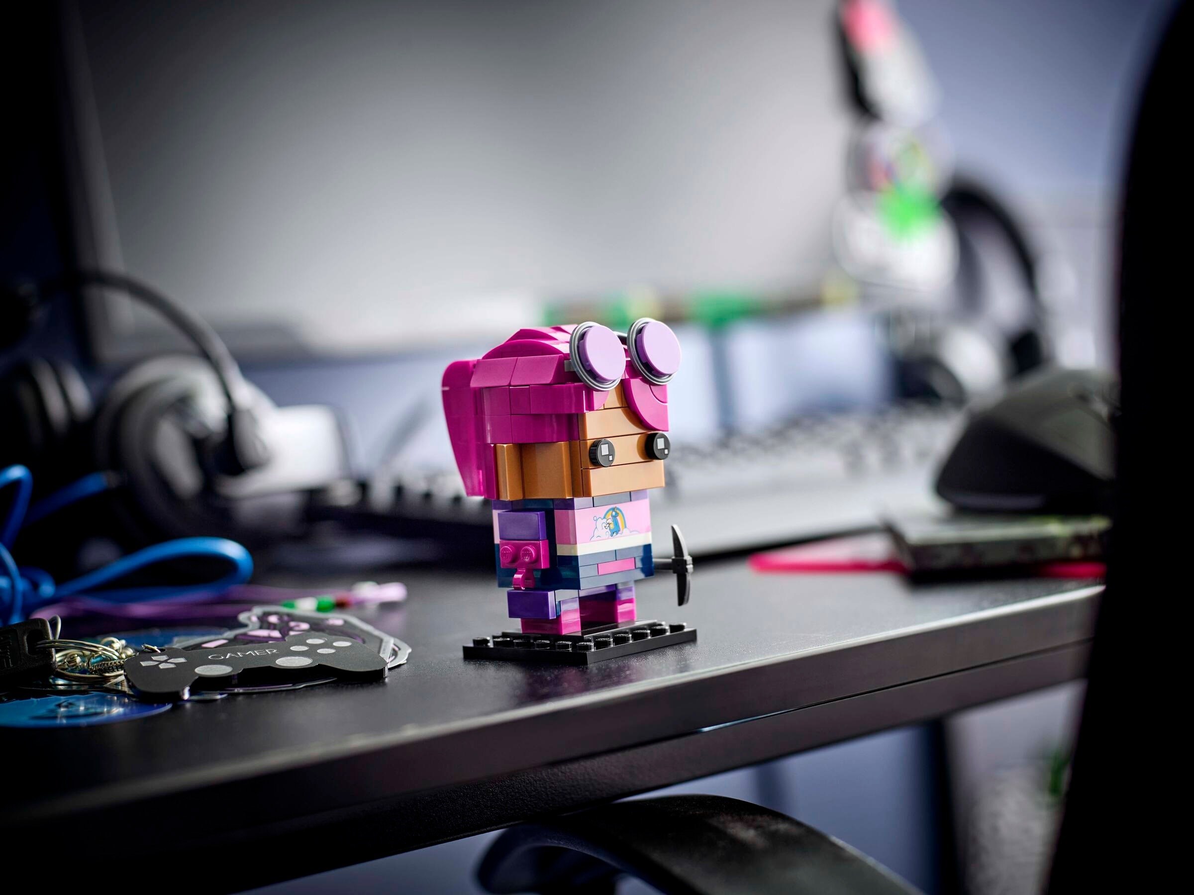 Additional photo of brand new factory sealed LEGO BrickHeadz Brite Bomber set 40728.