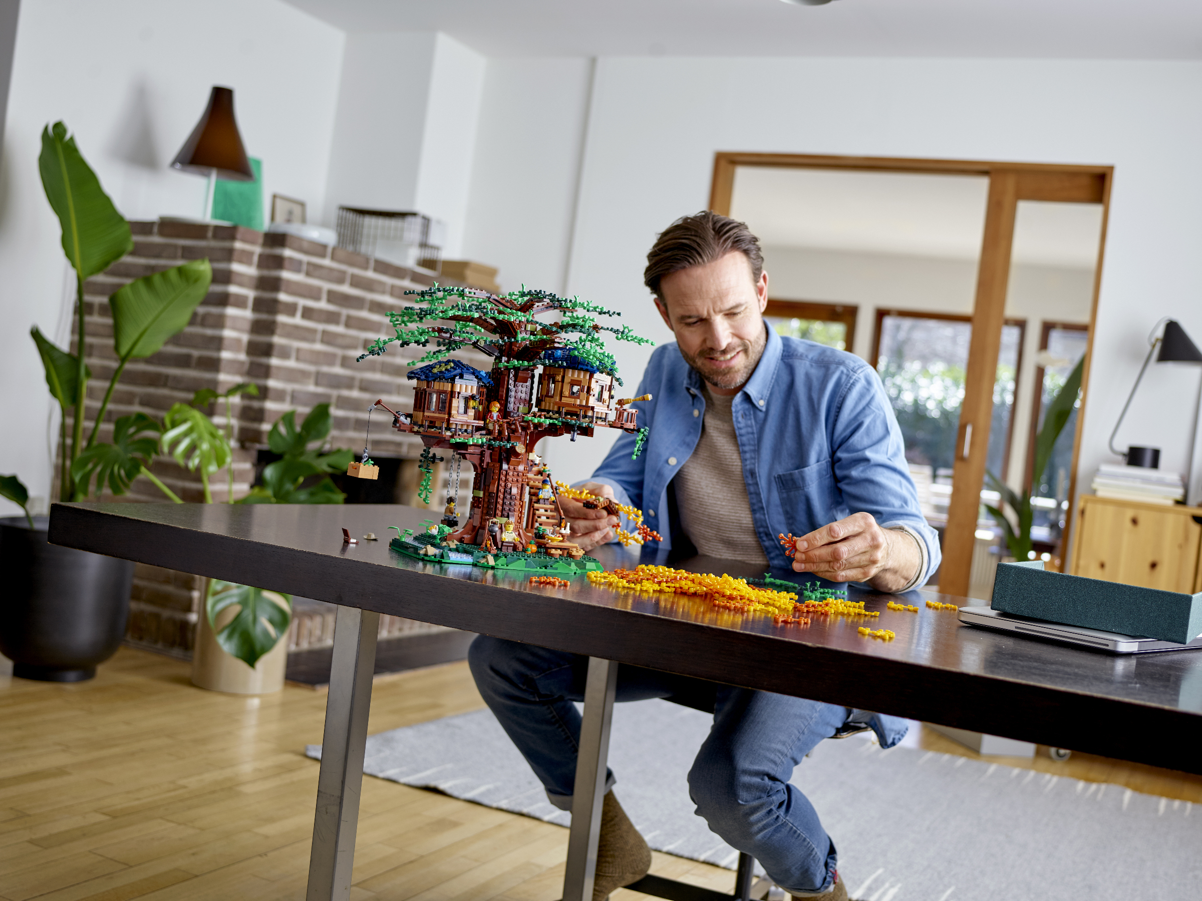 Additional photo of brand new factory sealed LEGO Ideas Tree House set 21318.