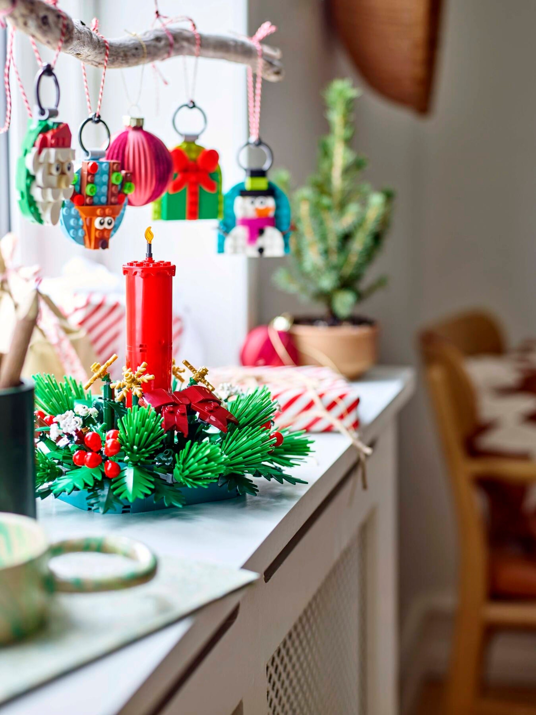 Additional photo of brand new factory sealed LEGO Seasonal Christmas Table Decoration set 40743.