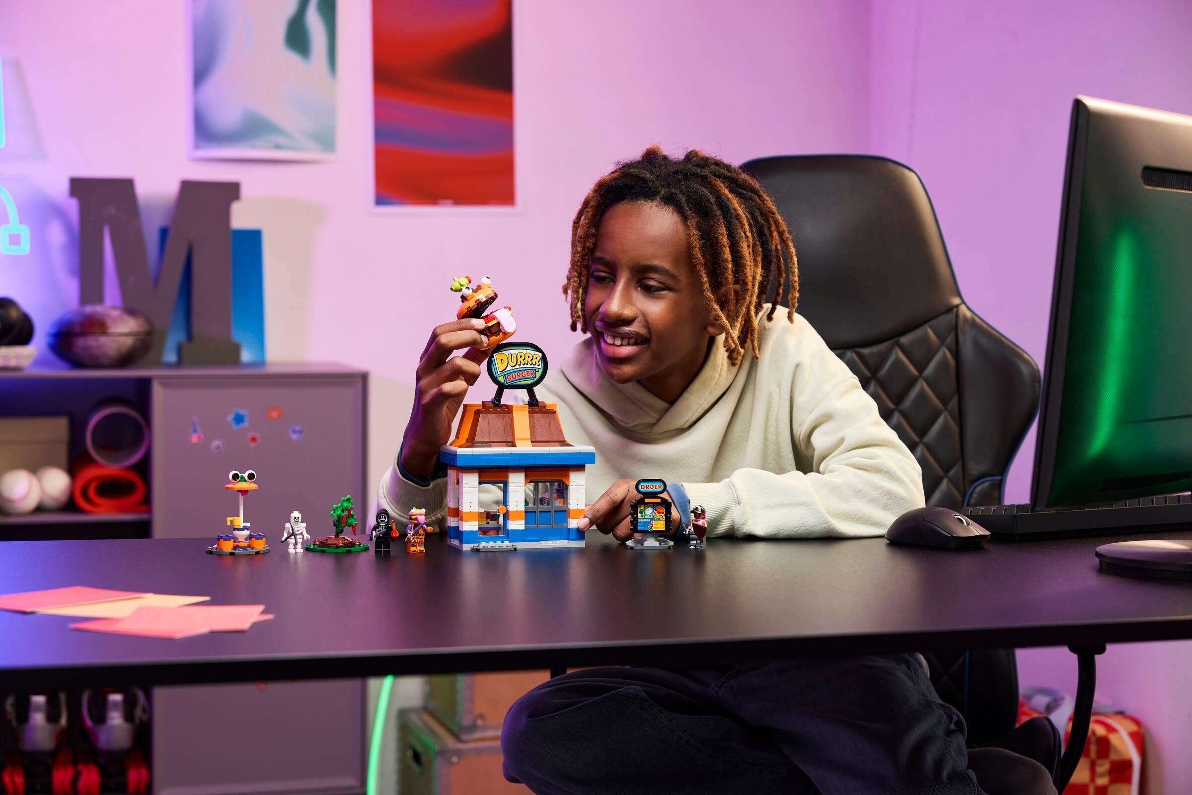 Additional photo of brand new factory sealed LEGO Fortnite Durrr Burger Restaurant set 77076.