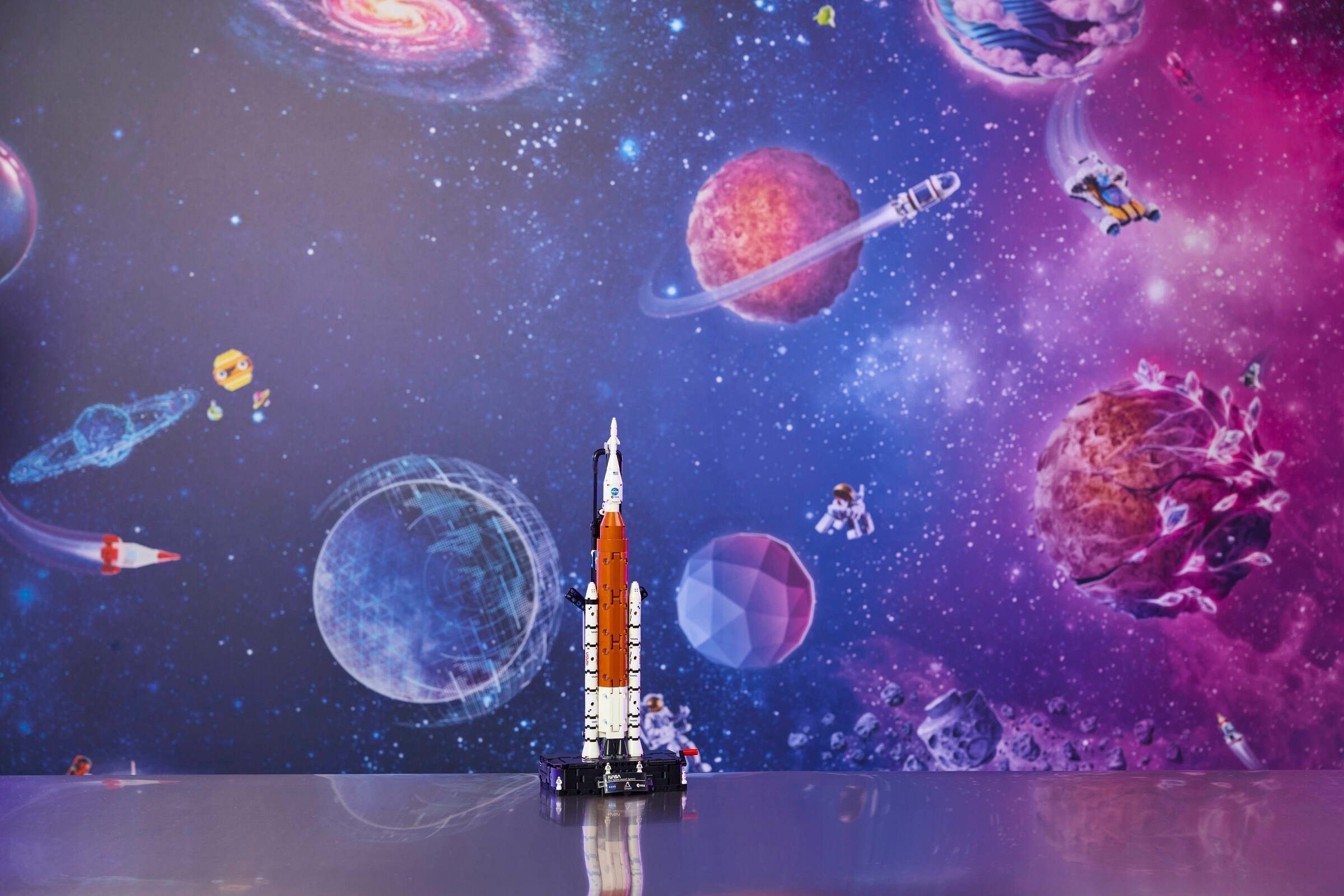 42221-1 - NASA Artemis Space Launch System Rocket