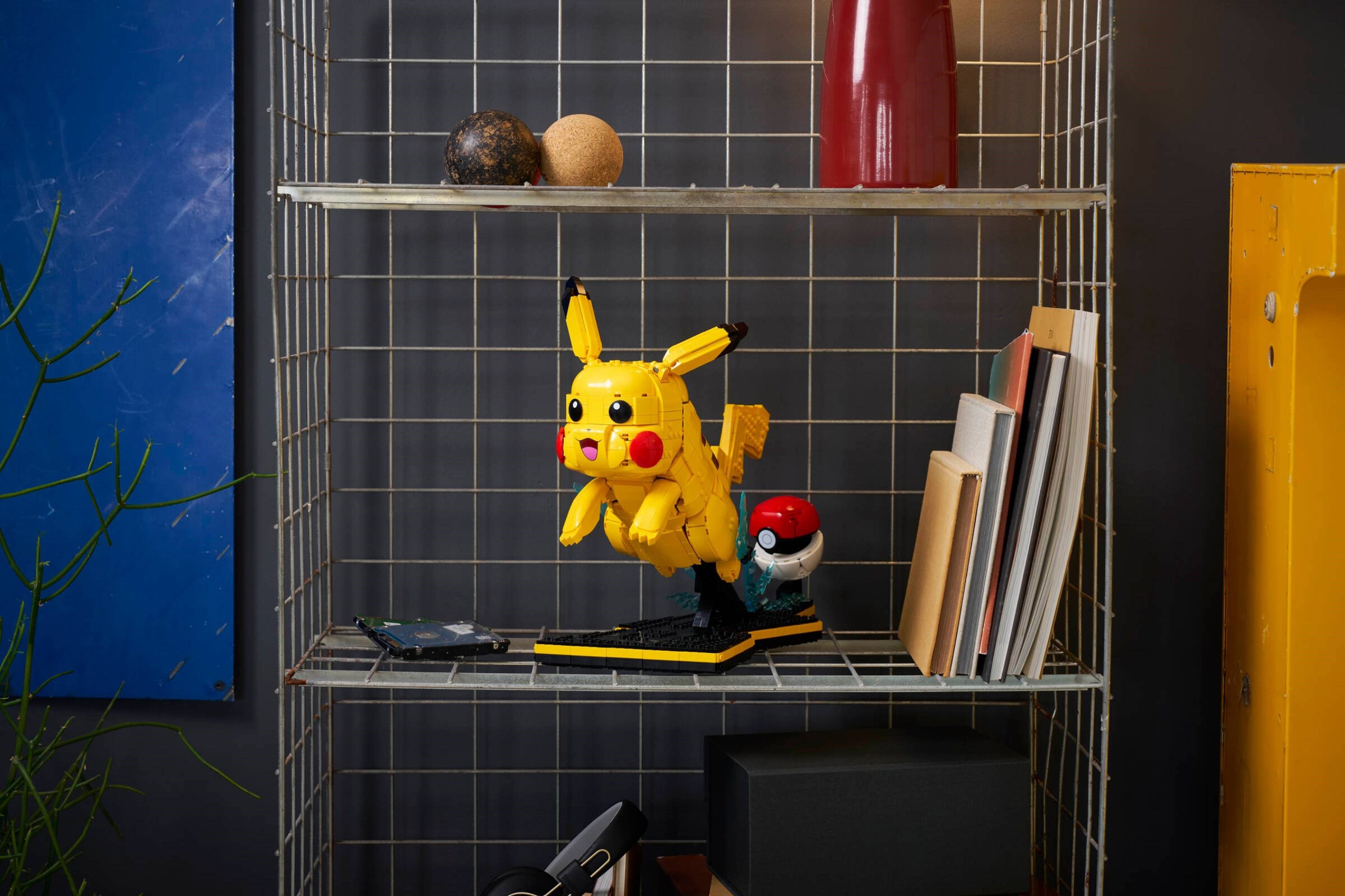 Additional photo of brand new factory sealed LEGO Pokémon Pikachu and Poké Ball set 72152.